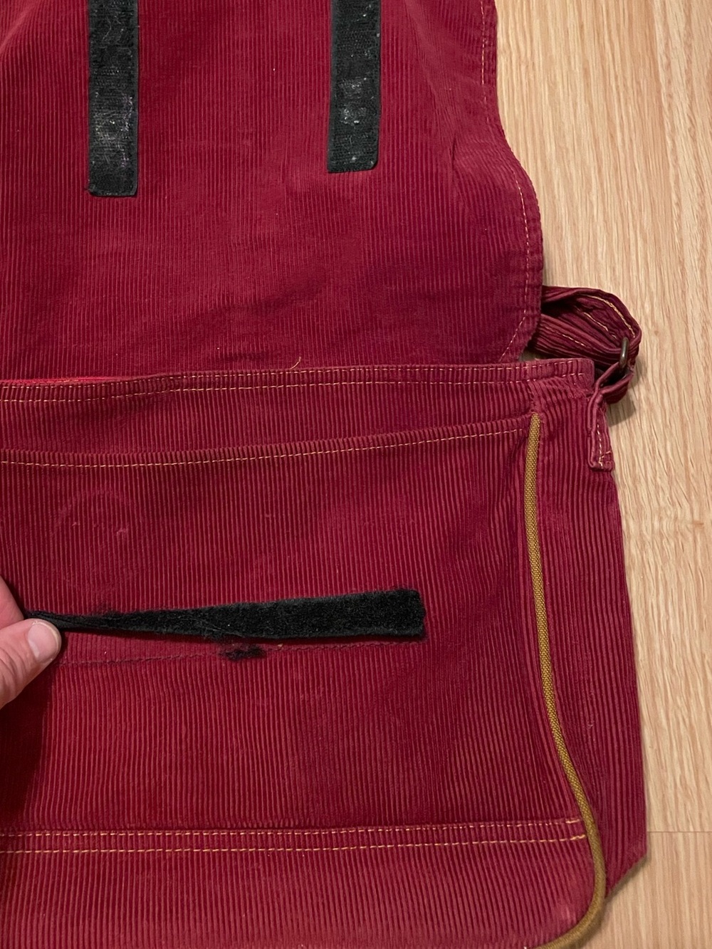 Vintage Levi's Burgundy Red Corduroy Messenger Bag with Adjustable Strap - Picture 3 of 9